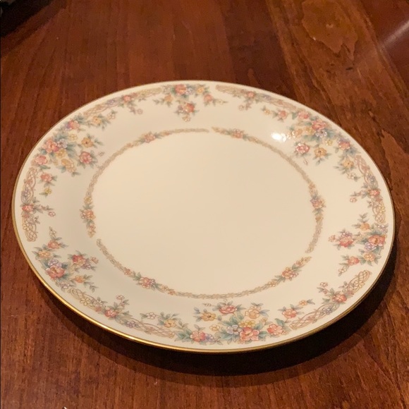Salad Plate
Gallery
by NORITAKE
